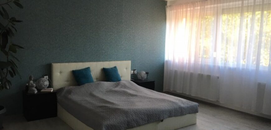 Cần bán lại từ một cá nhân ở Rákoscsaba-Újtelep, ngoài giao thông tuyệt vời, một ngôi nhà liền kề 130 m2 có sân vườn riêng – Magánszemélytől eladó Rákoscsaba-Újtelepen kiváló közlekedés mellett egy 130 m2-es ikerházfél saját kerttel