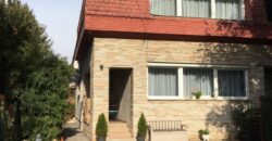 Cần bán lại từ một cá nhân ở Rákoscsaba-Újtelep, ngoài giao thông tuyệt vời, một ngôi nhà liền kề 130 m2 có sân vườn riêng – Magánszemélytől eladó Rákoscsaba-Újtelepen kiváló közlekedés mellett egy 130 m2-es ikerházfél saját kerttel