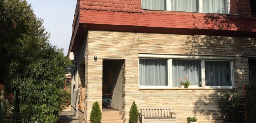 Cần bán lại từ một cá nhân ở Rákoscsaba-Újtelep, ngoài giao thông tuyệt vời, một ngôi nhà liền kề 130 m2 có sân vườn riêng – Magánszemélytől eladó Rákoscsaba-Újtelepen kiváló közlekedés mellett egy 130 m2-es ikerházfél saját kerttel