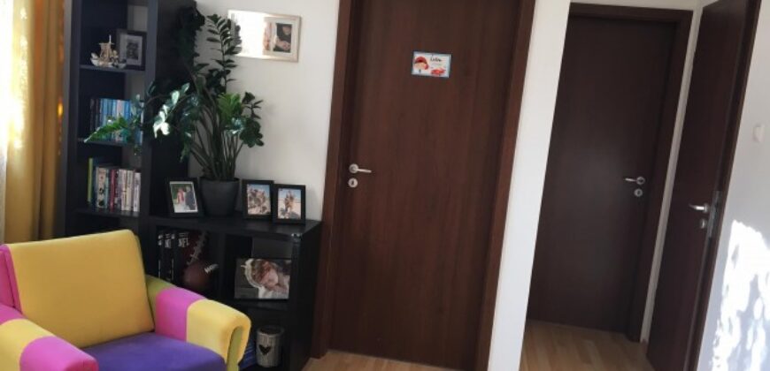 Cần bán lại từ một cá nhân ở Rákoscsaba-Újtelep, ngoài giao thông tuyệt vời, một ngôi nhà liền kề 130 m2 có sân vườn riêng – Magánszemélytől eladó Rákoscsaba-Újtelepen kiváló közlekedés mellett egy 130 m2-es ikerházfél saját kerttel